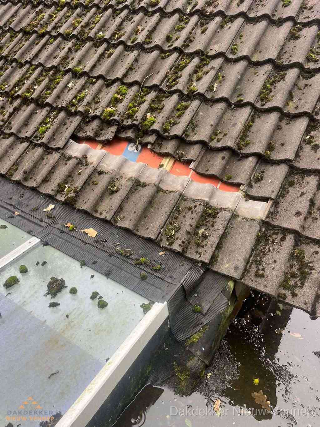 Beschadigd pannendak met ontbrekende dakpannen voor reparatie in Nieuw-Vennep Beschadigd pannendak met ontbrekende dakpannen voor reparatie in Nieuw-Vennep