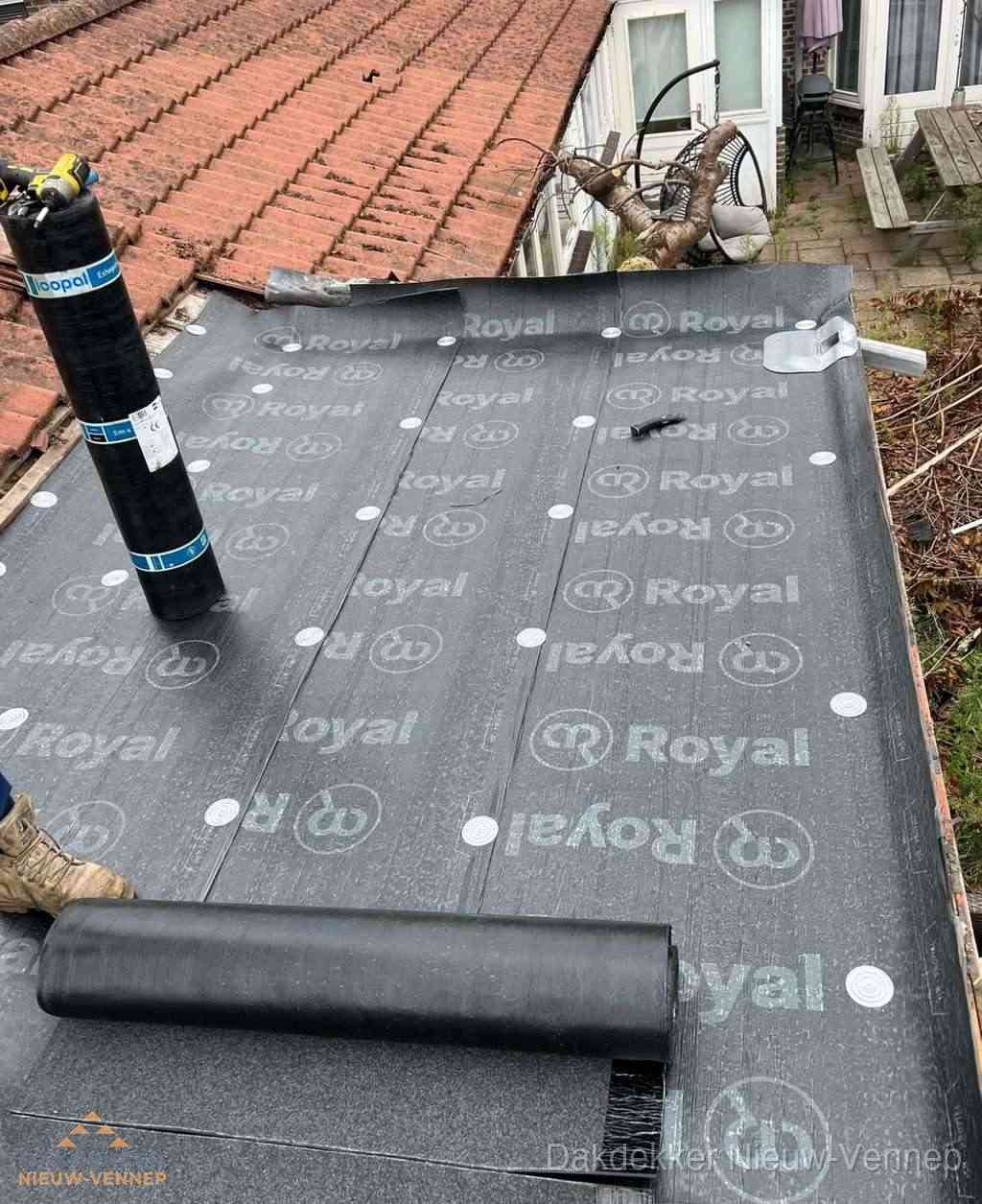 Plat dak met nieuwe bitumen dakbedekking en brandgereedschap in Nieuw-Vennep Plat dak met nieuwe bitumen dakbedekking en brandgereedschap in Nieuw-Vennep