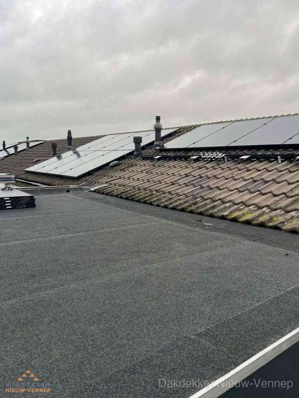 Plat dak inspectie met bitumen bedekking naast schuin pannendak in Nieuw-Vennep Plat dak inspectie met bitumen bedekking naast schuin pannendak in Nieuw-Vennep
