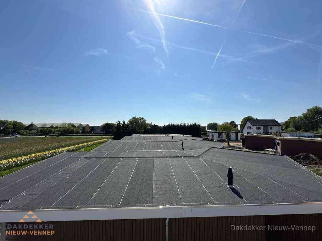 Groot plat dak met bitumen dakbedekking op bedrijfspand in Nieuw-Vennep Groot plat dak met bitumen dakbedekking op bedrijfspand in Nieuw-Vennep