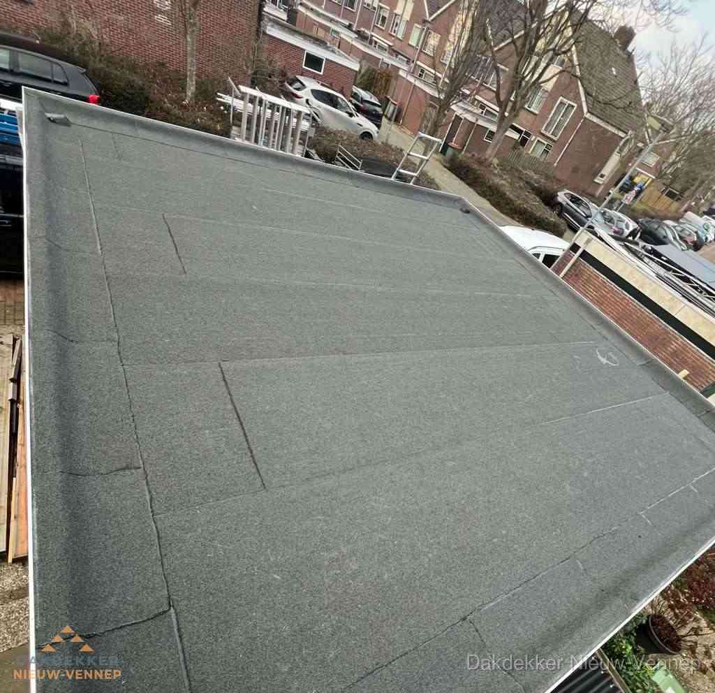 Nieuwe bitumen dakbedekking op plat dak van garage in Nieuw-Vennep Nieuwe bitumen dakbedekking op plat dak van garage in Nieuw-Vennep