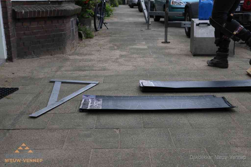 Dakbedekkingsmateriaal en zinkwerk klaargelegd voor reparatie in Nieuw-Vennep Dakbedekkingsmateriaal en zinkwerk klaargelegd voor reparatie in Nieuw-Vennep