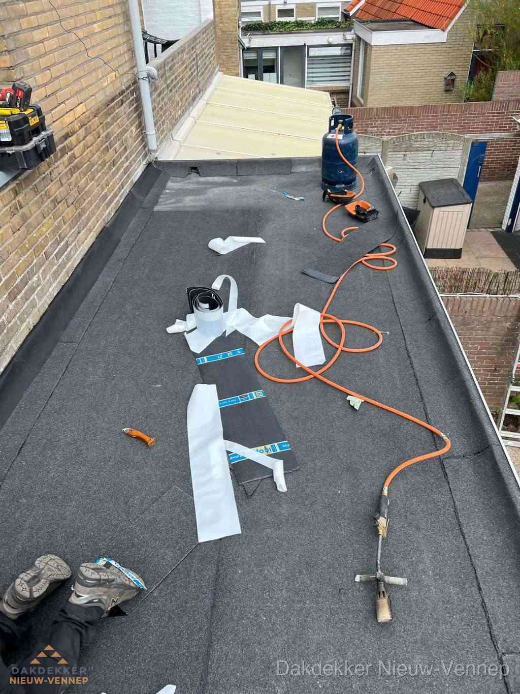 Dakdekker brengt EPDM dakbedekking aan op plat dak in Nieuw-Vennep Dakdekker brengt EPDM dakbedekking aan op plat dak in Nieuw-Vennep