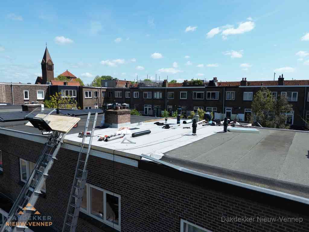 Dakdekkers aan het werk op plat dak in Nieuw-Vennep Dakdekkers aan het werk op plat dak in Nieuw-Vennep