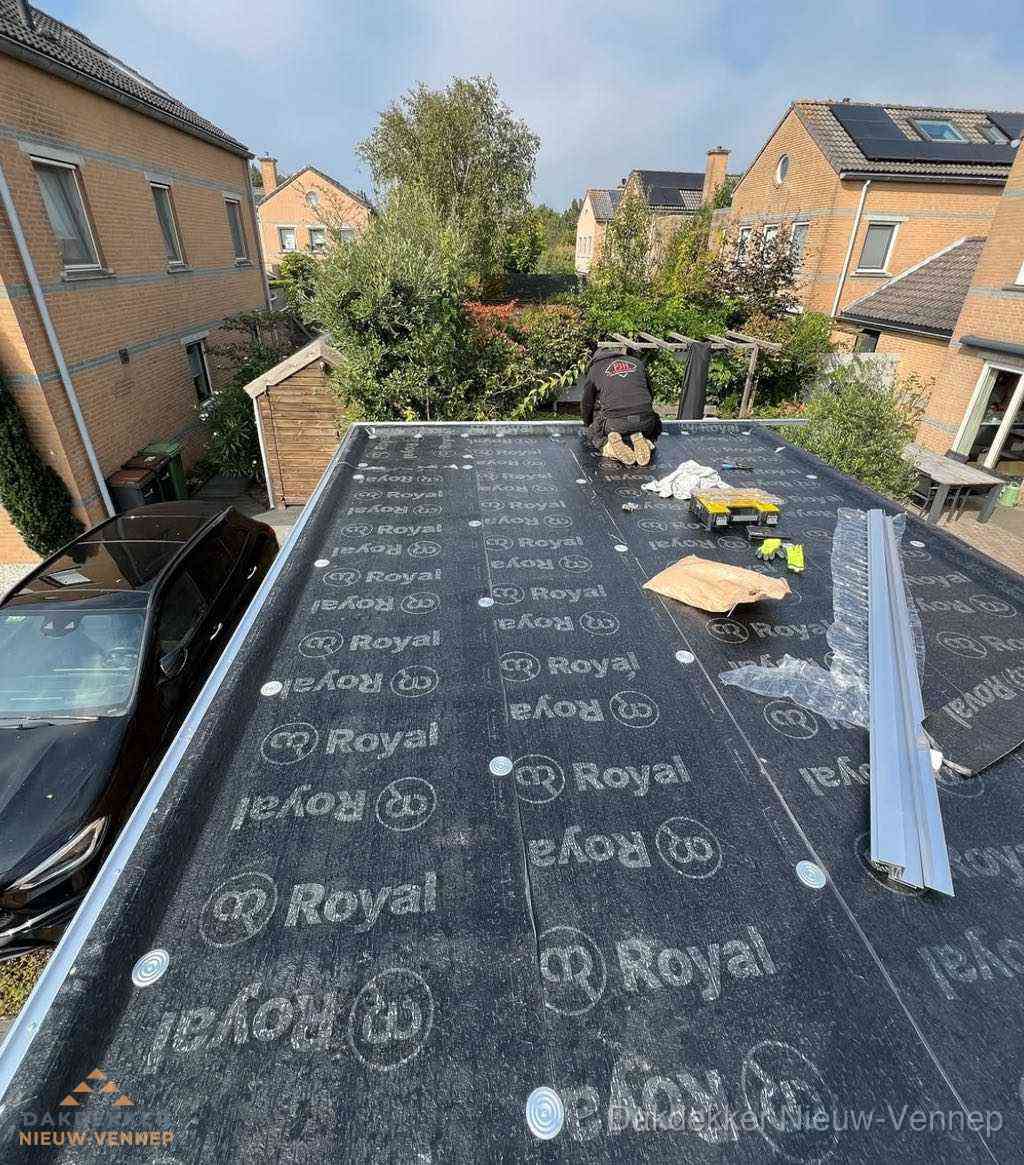 Dakdekker aan het werk op plat dak renovatie in Nieuw-Vennep Dakdekker aan het werk op plat dak renovatie in Nieuw-Vennep