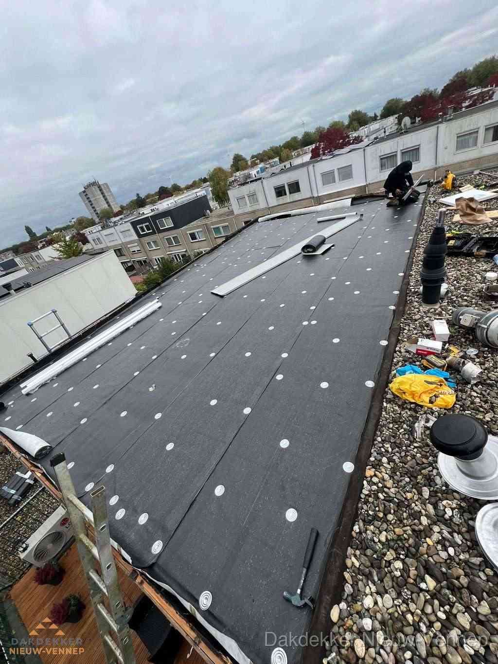 Dakleer vervangen op groot plat dak door dakdekker in Nieuw-Vennep Dakleer vervangen op groot plat dak door dakdekker in Nieuw-Vennep