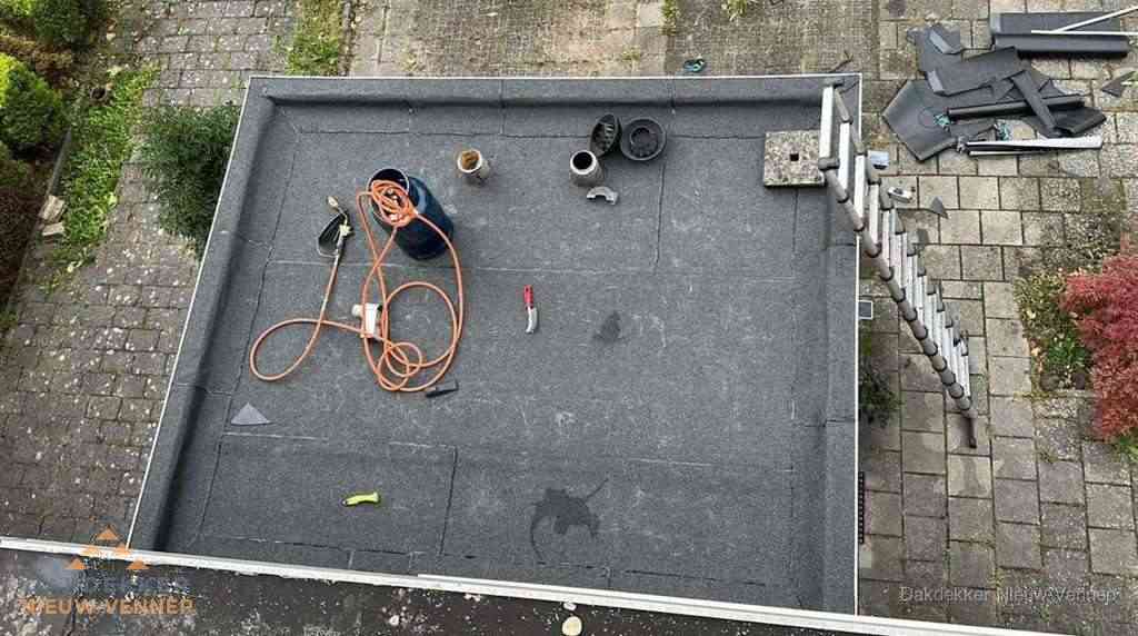Plat dak met nieuwe bitumen bedekking in Nieuw-Vennep Plat dak met nieuwe bitumen bedekking in Nieuw-Vennep