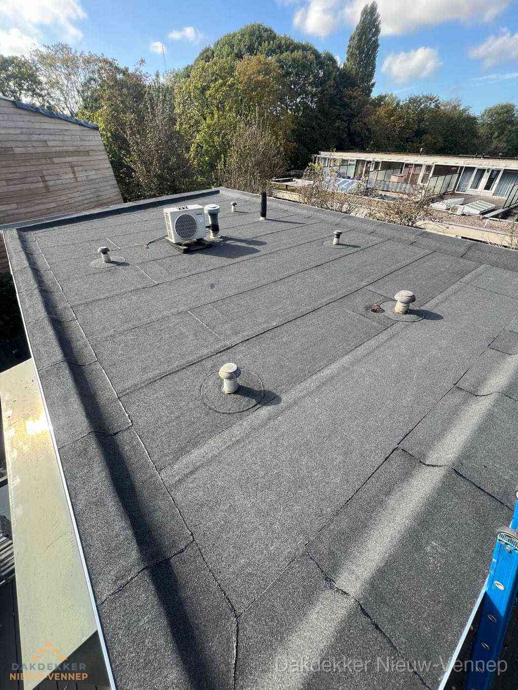 Plat dak met bitumen en brandgereedschap van dakdekkersbedrijf in Nieuw-Vennep Plat dak met bitumen en brandgereedschap van dakdekkersbedrijf in Nieuw-Vennep