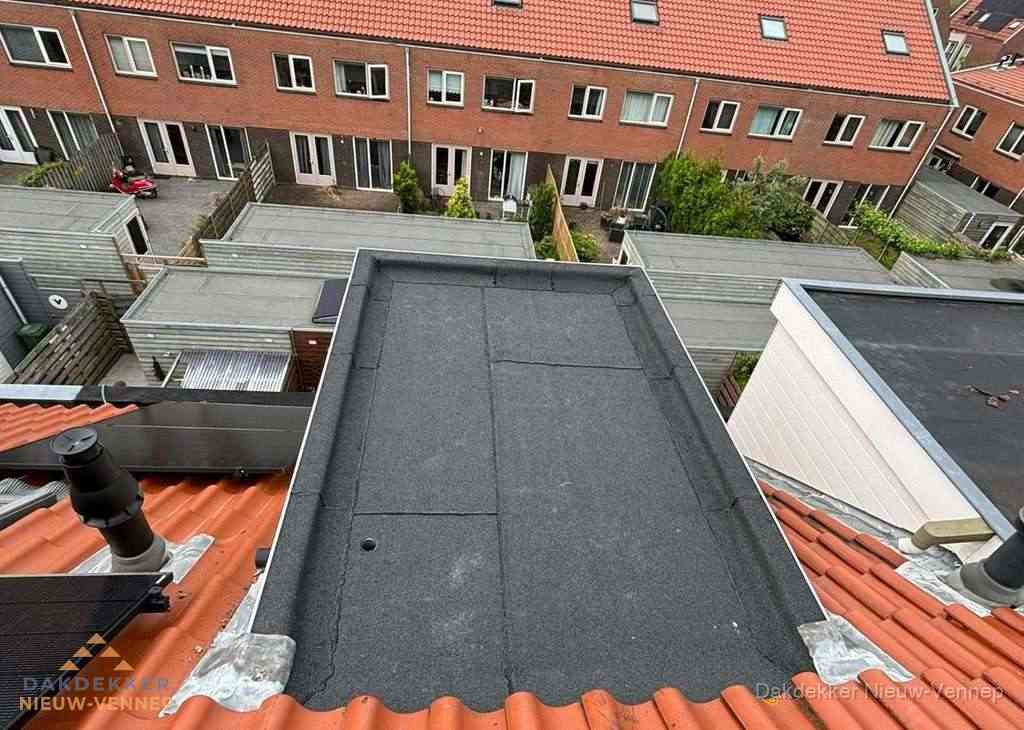 Plat dak met bitumen bedekking naast dakkapel in Nieuw-Vennep Plat dak met bitumen bedekking naast dakkapel in Nieuw-Vennep