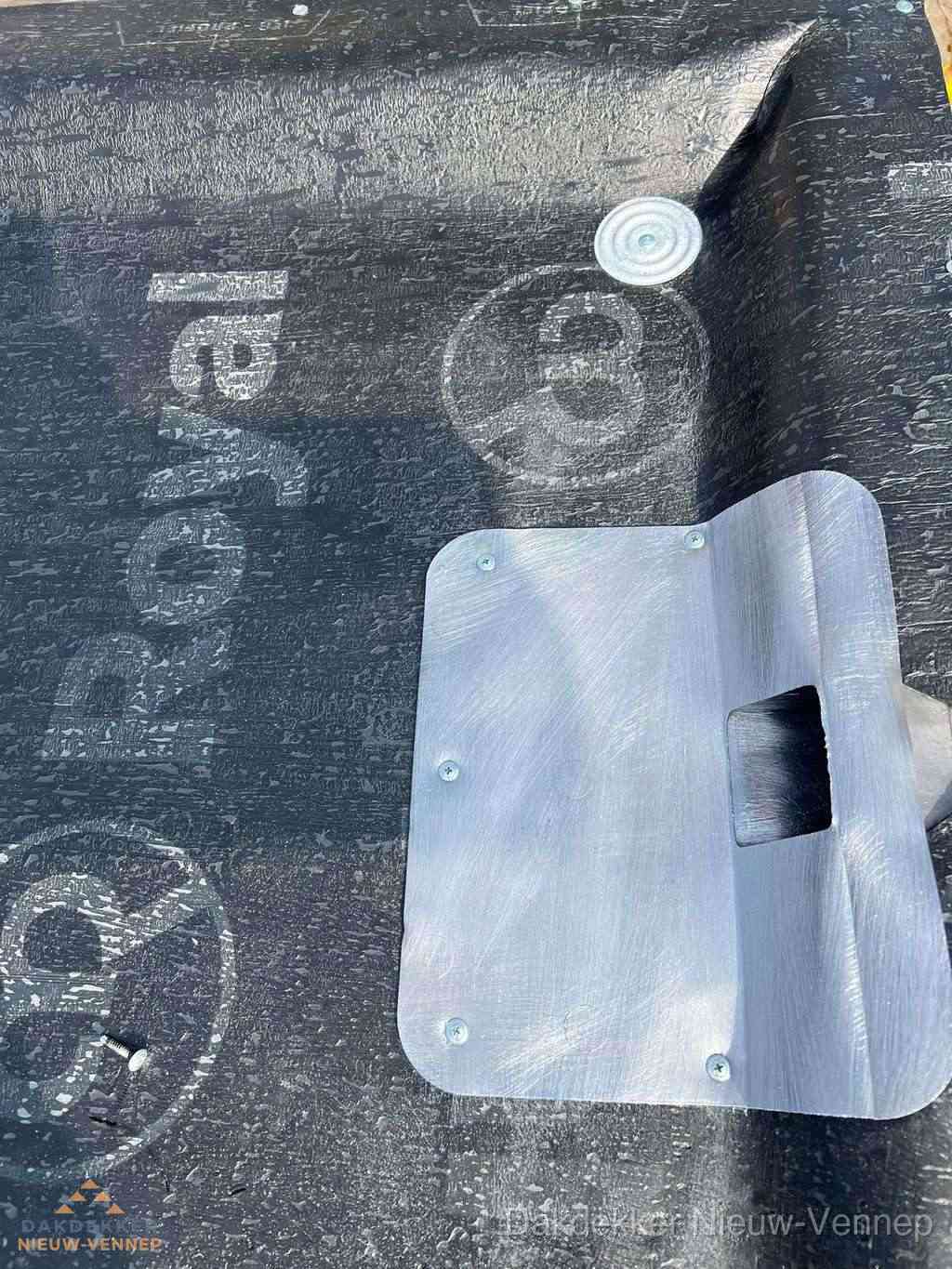 Dakdoorvoer met metalen afvoerplaat op bitumen dak in Nieuw-Vennep Dakdoorvoer met metalen afvoerplaat op bitumen dak in Nieuw-Vennep