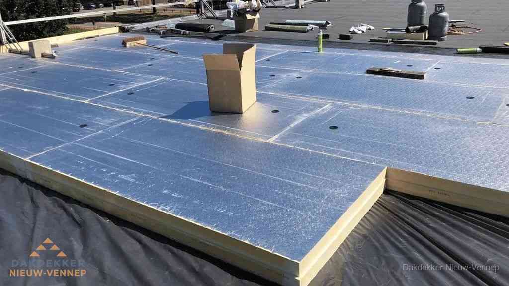 PIR isolatieplaten worden gelegd op plat dak voor dakisolatie in Nieuw-Vennep PIR isolatieplaten worden gelegd op plat dak voor dakisolatie in Nieuw-Vennep