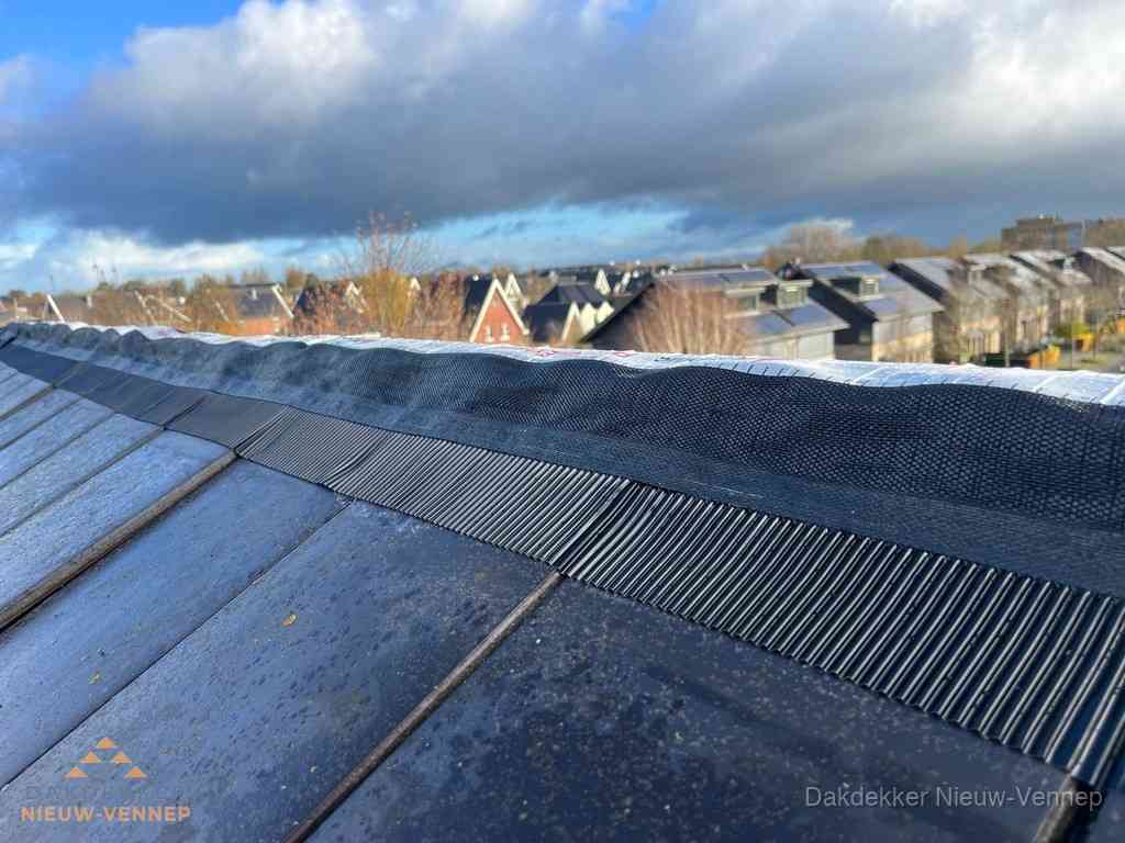 Dakisolatie bij de nok met ventilatieprofiel op schuin dak in Nieuw-Vennep Dakisolatie bij de nok met ventilatieprofiel op schuin dak in Nieuw-Vennep