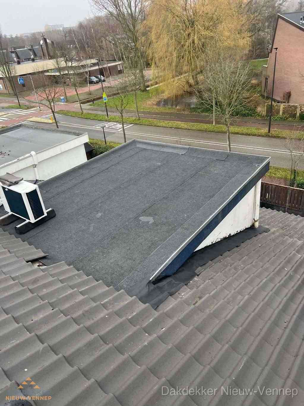 Plat dak met bitumen dakbedekking naast schuin pannendak in Nieuw-Vennep Plat dak met bitumen dakbedekking naast schuin pannendak in Nieuw-Vennep