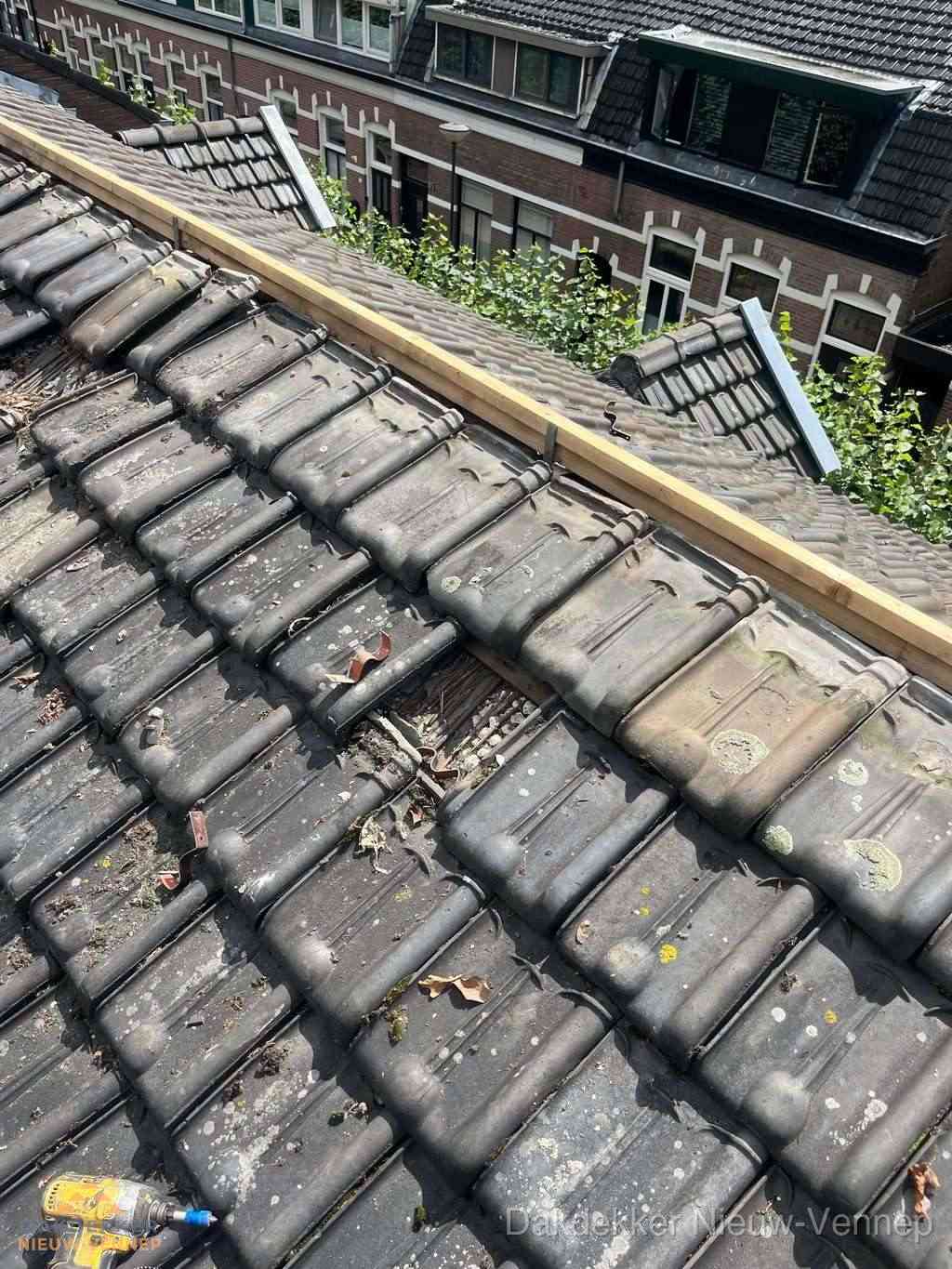 Dakonderhoud aan schuin pannendak met nokvernieuwing in Nieuw-Vennep Dakonderhoud aan schuin pannendak met nokvernieuwing in Nieuw-Vennep