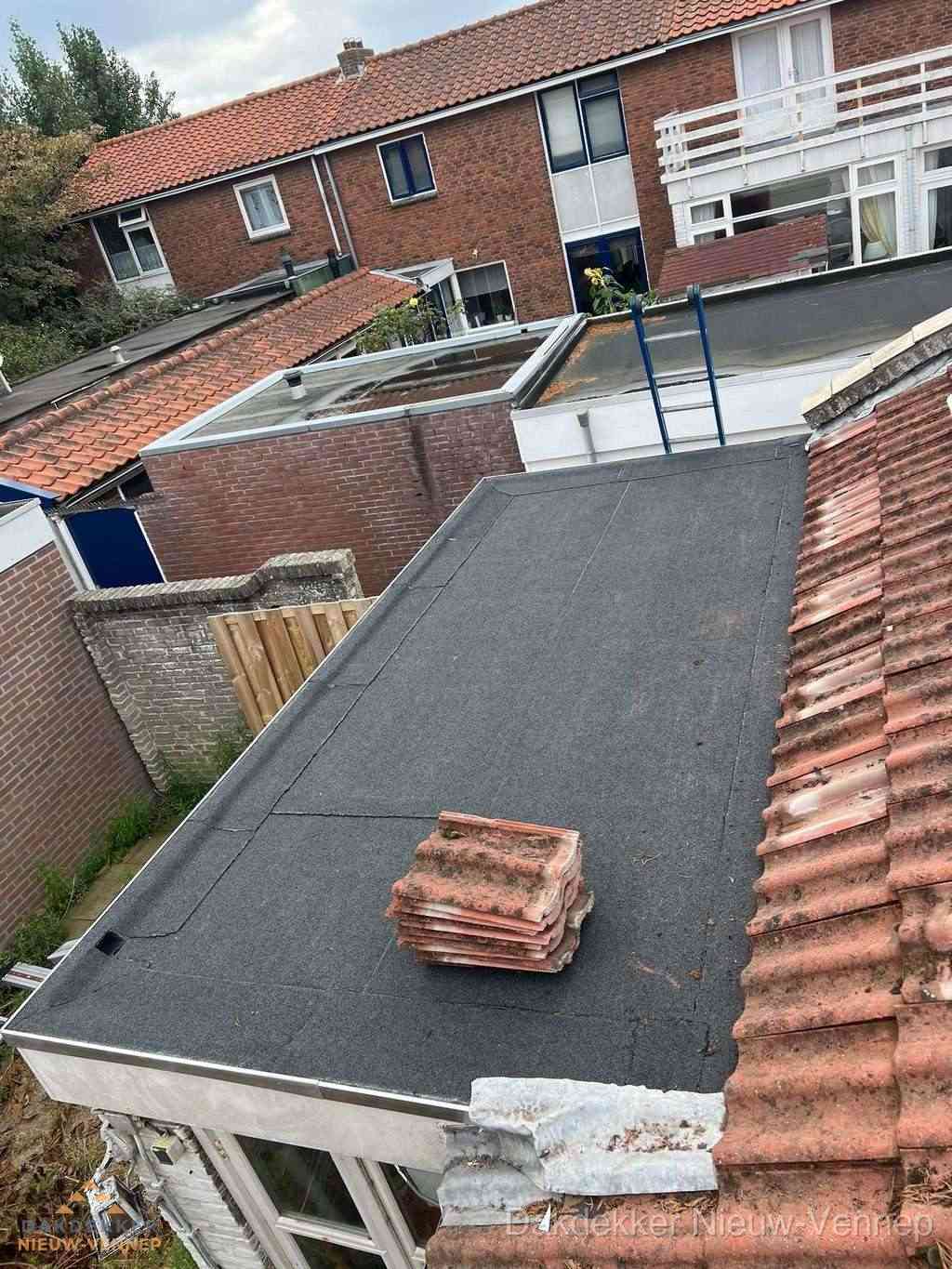 Aanbouw plat dak met reservepannen voor dakpannen vervangen in Nieuw-Vennep Aanbouw plat dak met reservepannen voor dakpannen vervangen in Nieuw-Vennep