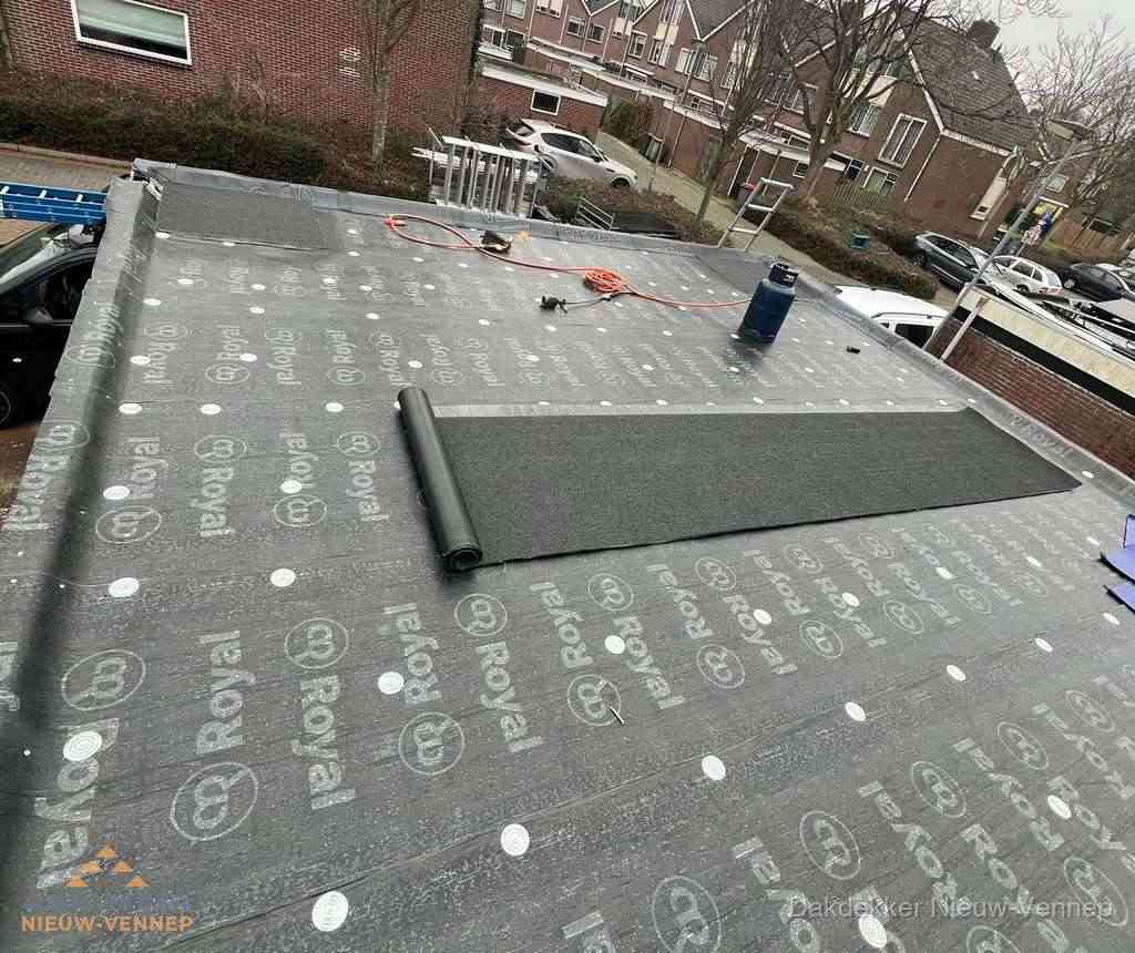 Dakdekker aan het werk met gasbrander op plat bitumen dak in Nieuw-Vennep Dakdekker aan het werk met gasbrander op plat bitumen dak in Nieuw-Vennep