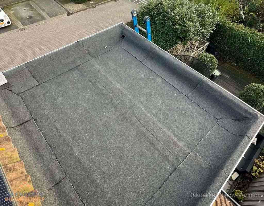 Gerenoveerd plat dak met nieuwe bitumen dakbedekking in Nieuw-Vennep Gerenoveerd plat dak met nieuwe bitumen dakbedekking in Nieuw-Vennep
