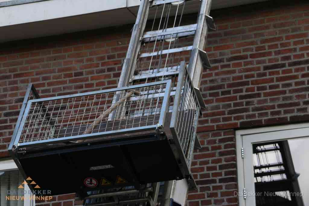 Ladderlift met dakpannen voor dakpan reparatie in Nieuw-Vennep Ladderlift met dakpannen voor dakpan reparatie in Nieuw-Vennep