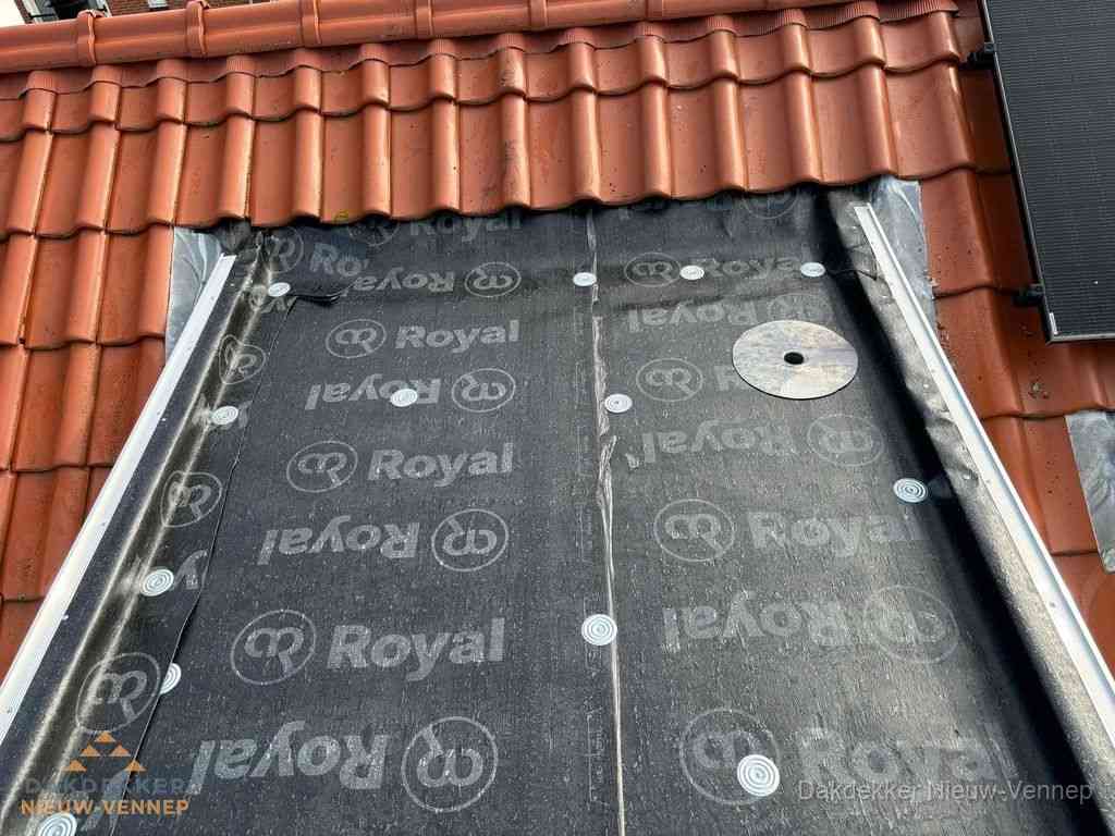 Nieuw dak met dakpannen en Royal onderlaag bij woning in Nieuw-Vennep Nieuw dak met dakpannen en Royal onderlaag bij woning in Nieuw-Vennep