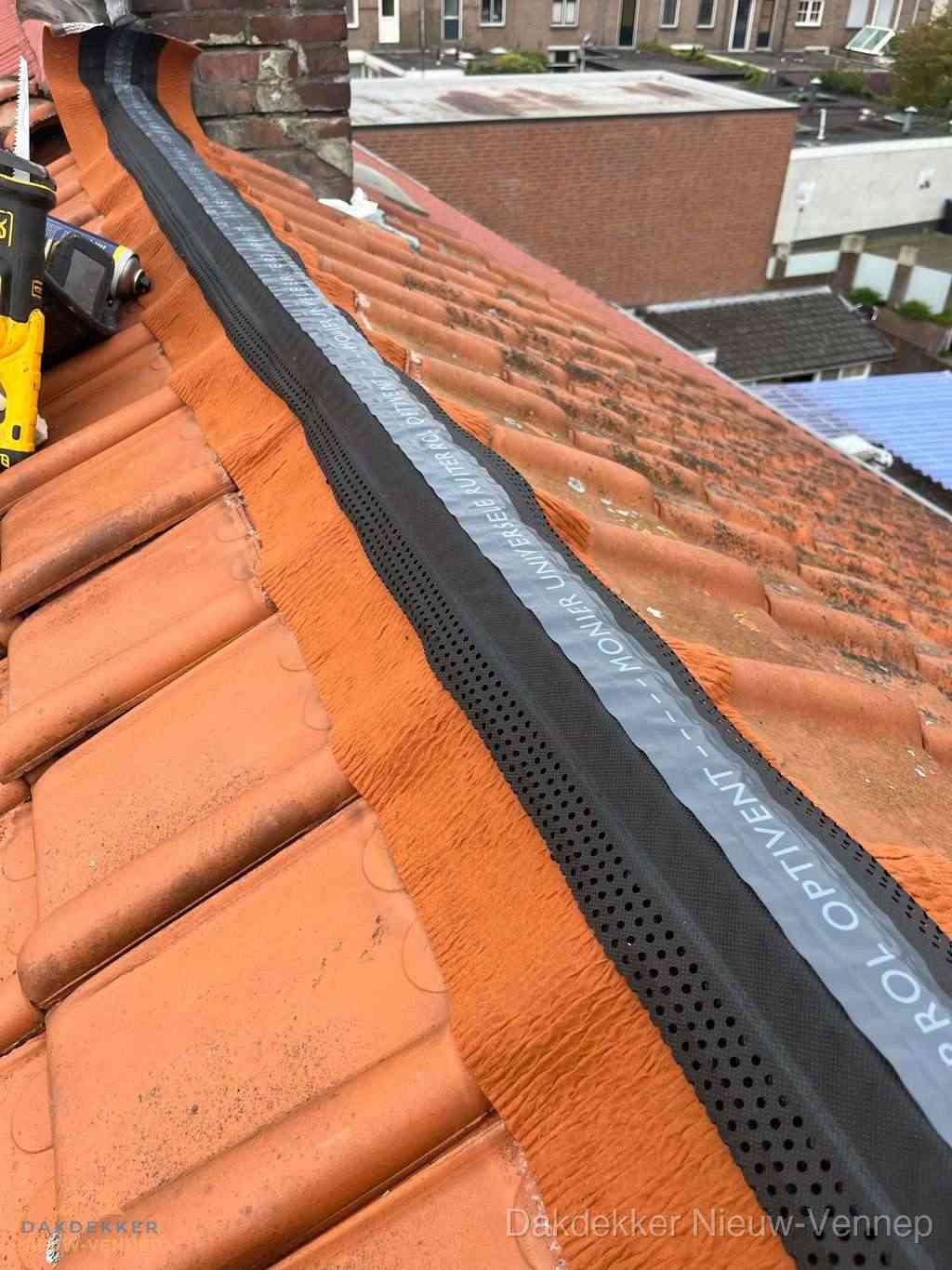 Plat dak aanbouw met bitumen naast schuin pannendak in Nieuw-Vennep Plat dak aanbouw met bitumen naast schuin pannendak in Nieuw-Vennep