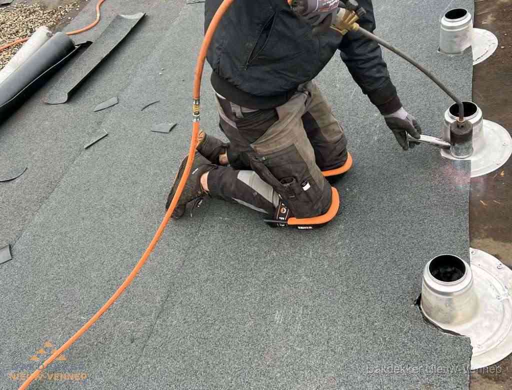 Gereedschap op nieuw plat dak na renovatie in Nieuw-Vennep Gereedschap op nieuw plat dak na renovatie in Nieuw-Vennep