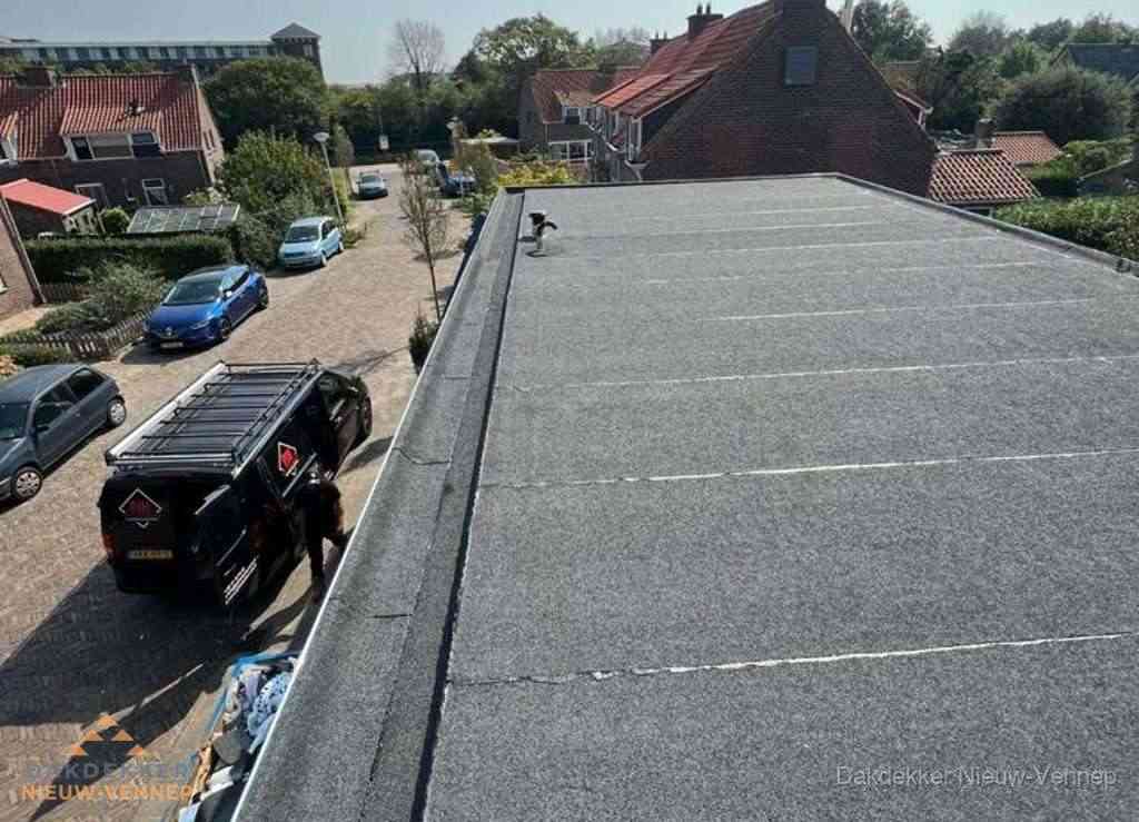 Nieuw bitumen plat dak met uitzicht over landschap in Nieuw-Vennep Nieuw bitumen plat dak met uitzicht over landschap in Nieuw-Vennep