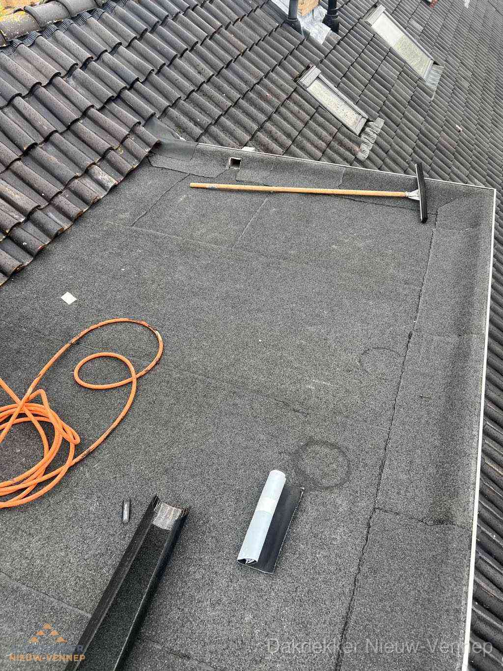 Overzicht plat dak met dakgoot in woonwijk Nieuw-Vennep Overzicht plat dak met dakgoot in woonwijk Nieuw-Vennep