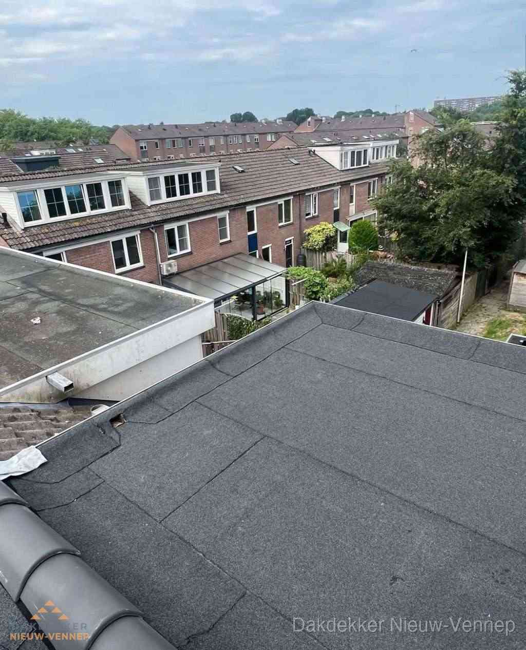 Vernieuwd plat dak met bitumen in woonwijk in Nieuw-Vennep Vernieuwd plat dak met bitumen in woonwijk in Nieuw-Vennep