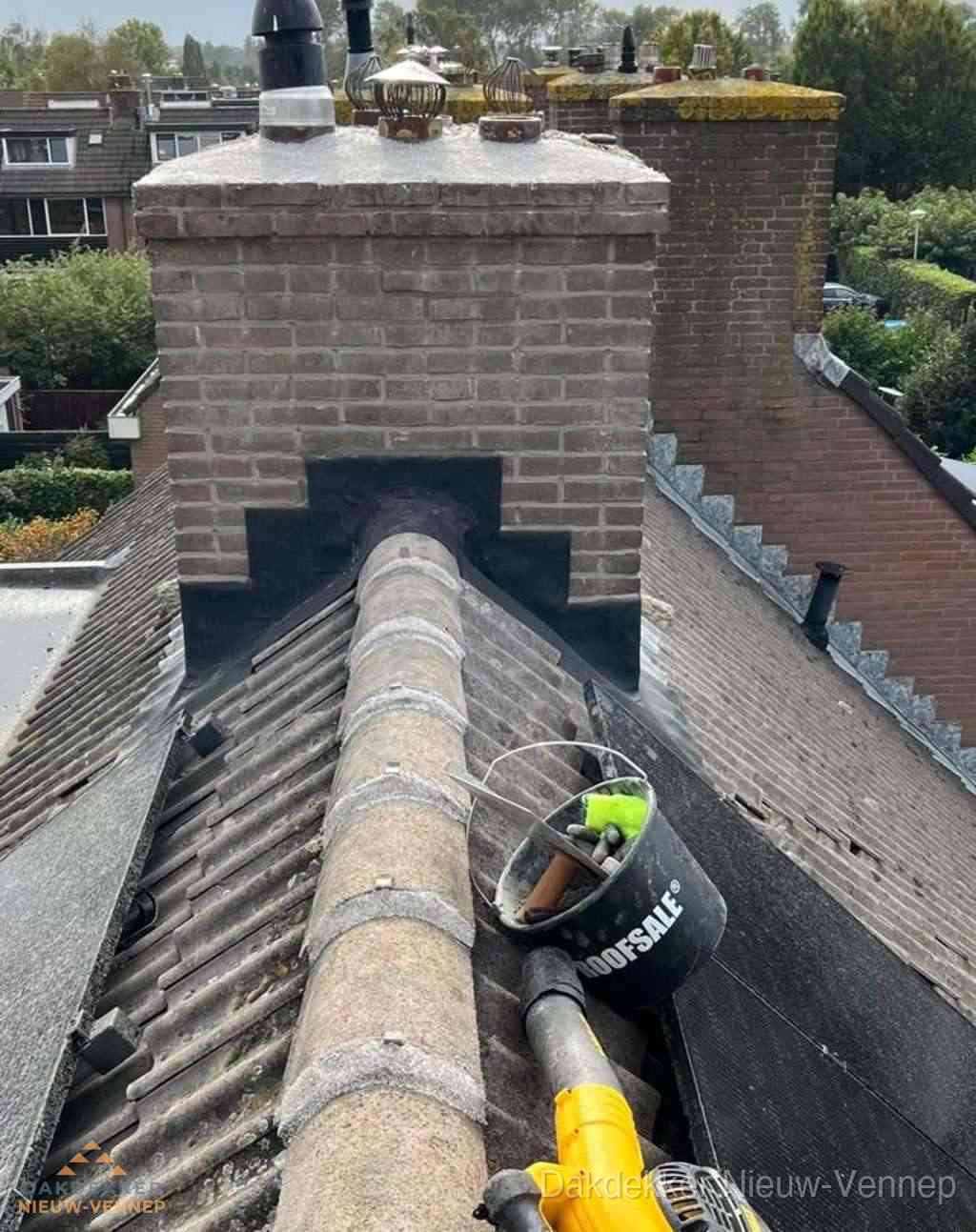 Dakdekker repareert bitumen dakleer bij dakdoorvoer in Nieuw-Vennep Dakdekker repareert bitumen dakleer bij dakdoorvoer in Nieuw-Vennep